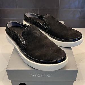 Vionic 7 1/2 Black Sneakers. Effortless low back design